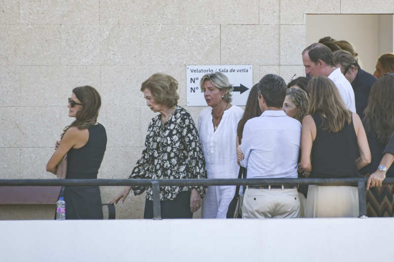 La Reina Sofía arropa a sus sobrinos en el tanatorio de Juan Gómez-Acebo