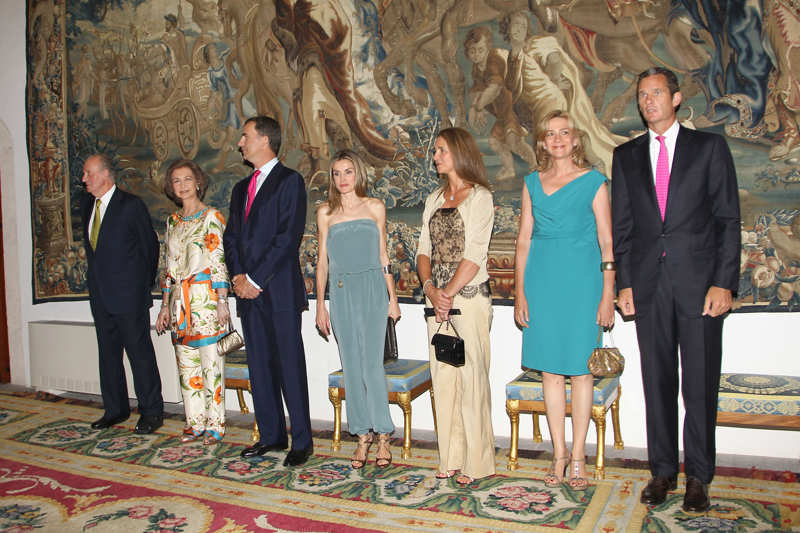 Los accesorios dorados del look de la Reina Sofía en el Palacio de la Almudaina en 2011 