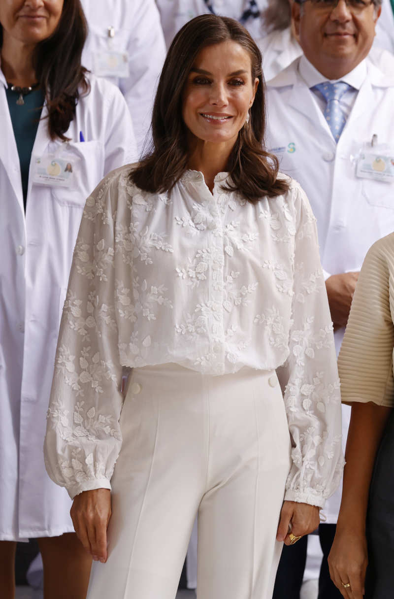 La blusa blanca de flores de la Reina Letizia con las mangas abullonadas más de moda 