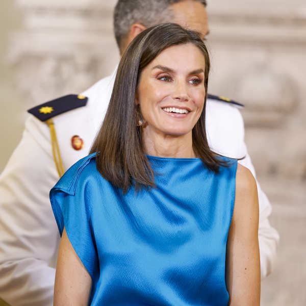 Los pantalones fluidos de Mango que están a punto de agotarse y que la Reina Letizia llevaría en noches de verano  