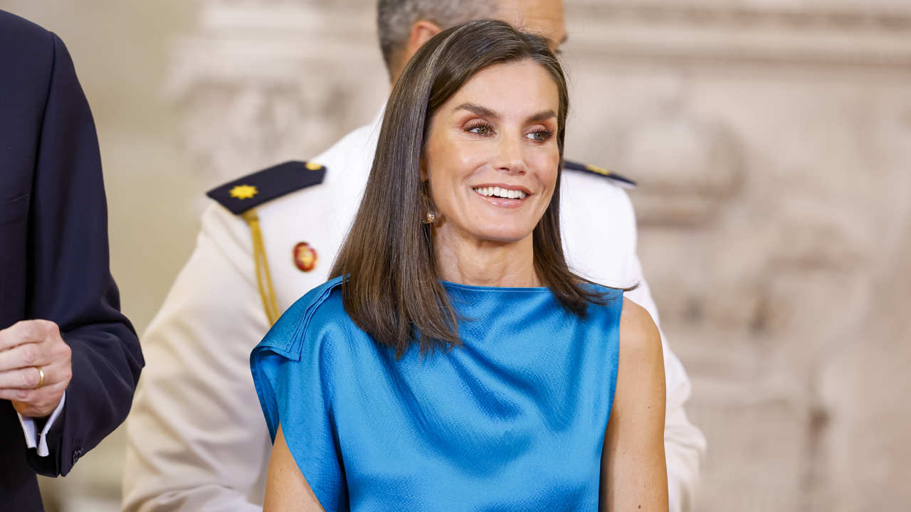 Los pantalones fluidos de Mango que están a punto de agotarse y que la Reina Letizia llevaría en las noches de verano  