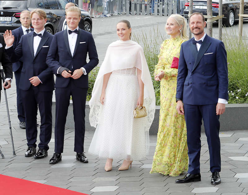 Los príncipes herederos y sus hijos celebrando la mayoría de edad de Ingrid Alexandra de Noruega