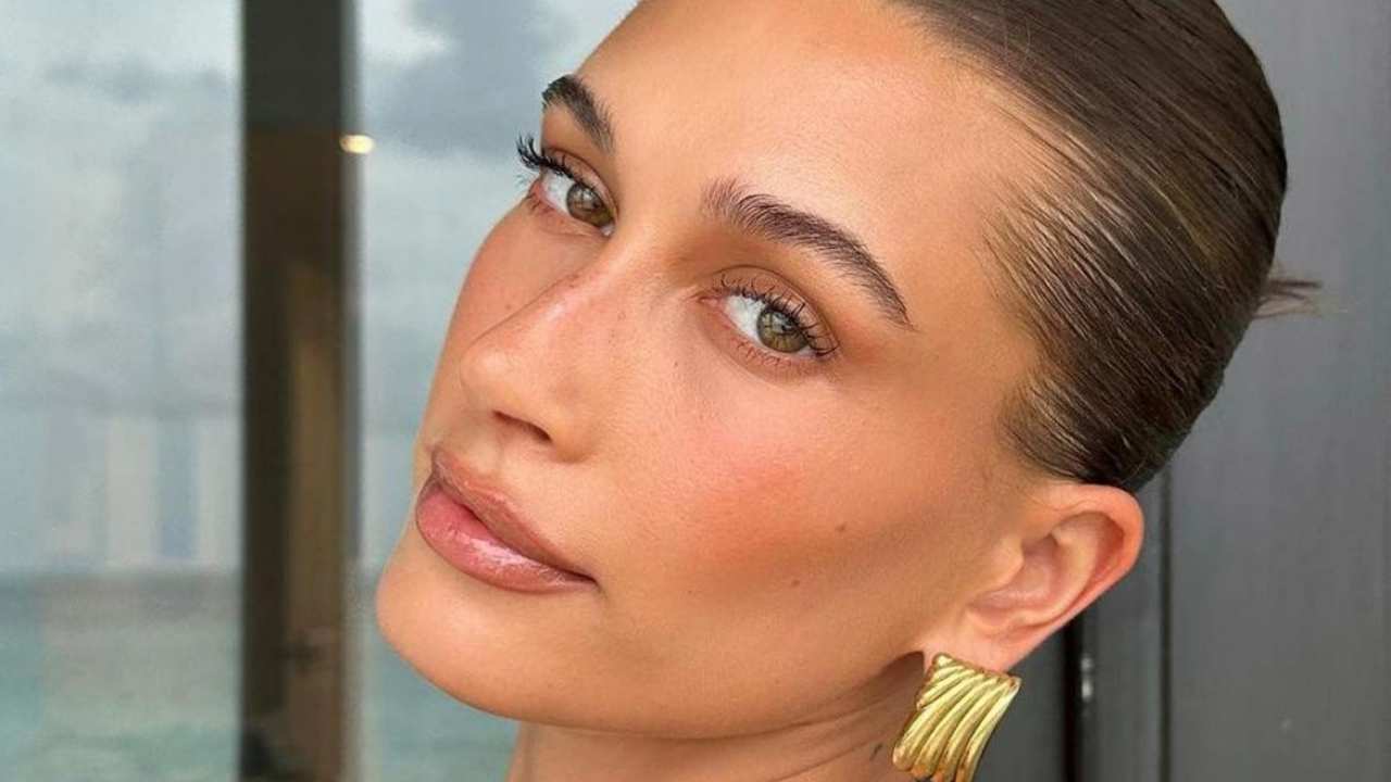 Hailey Bieber corrector de ojeras