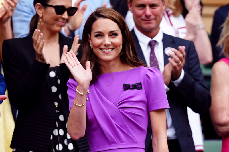 Kate Middleton deslumbra en Wimbledon con un precioso vestido morado y el bolso de mano más chic ( y hecho en España) 