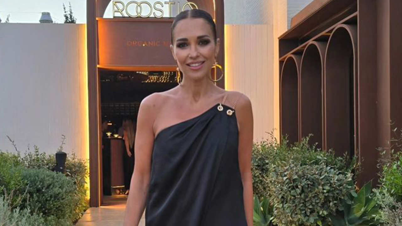 Paula Echevarría estrena el vestido rebajado y con tirante cadena que las mujeres elegantes querrán tener en su armario 