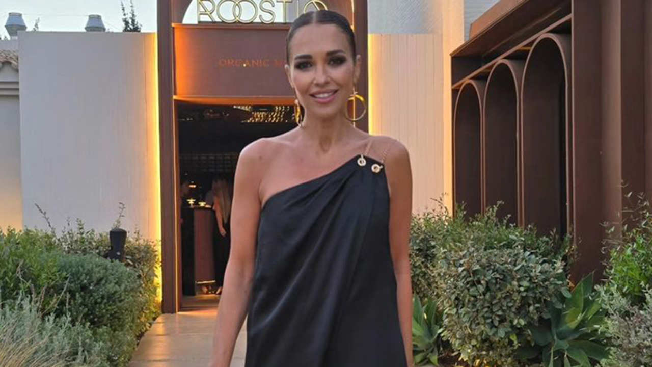  Paula Echevarría estrena el vestido rebajado y con tirante cadena que las mujeres elegantes querrán tener en su armario 