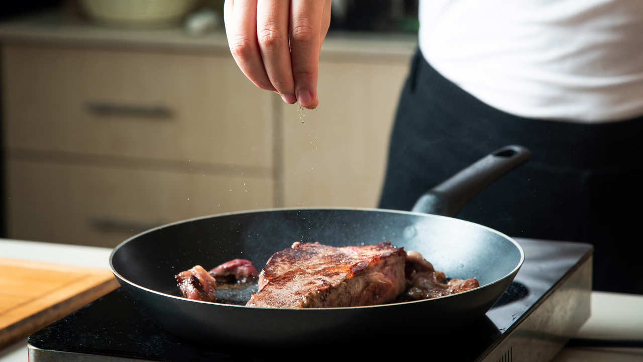 ¿Amante de la carne? Aquí tienes las 7 mejores sartenes y parrillas para hacer un filete, bistec o chuletón perfecto