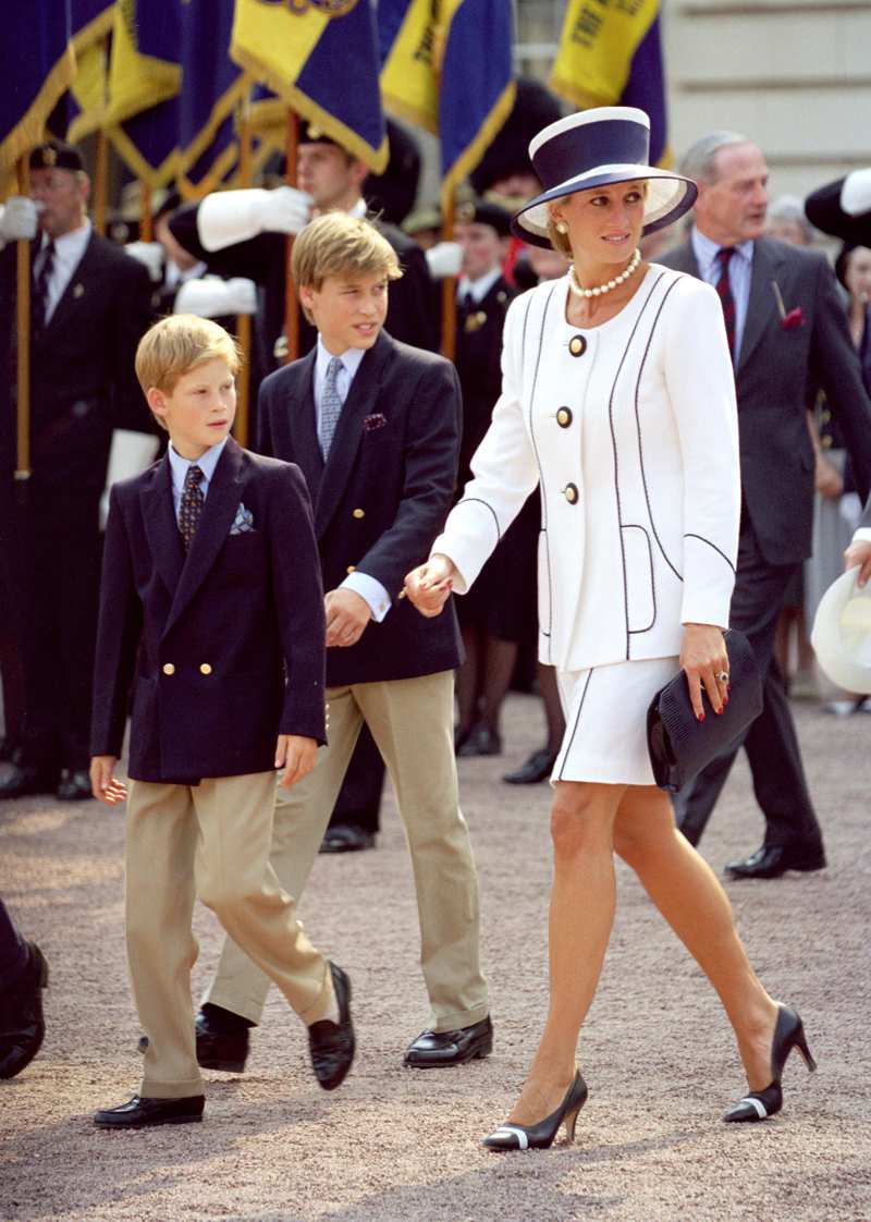 Diana de Gales junto a sus dos hijos, Enrique y Guillermo en 1990