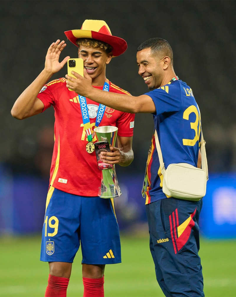 Lamine Yamal en la celebración de la Eurocopa con su padre