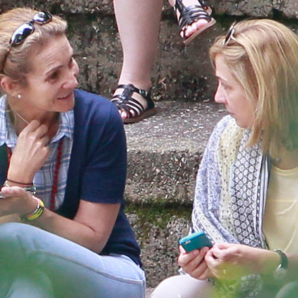 La Infanta Elena y la Infanta Cristina, en una foto de archivo.