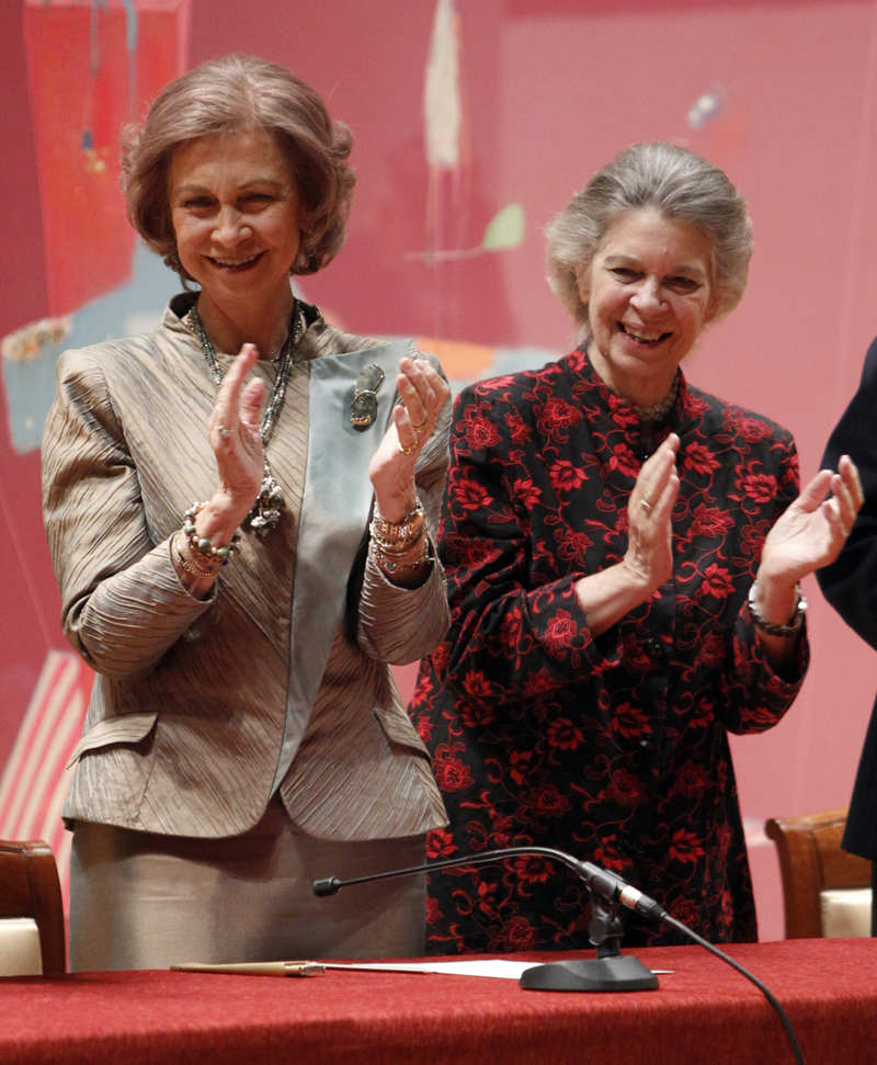 La reina Sofía y su hermana Irene de Grecia en la entrega de un premio de pintura en 2012