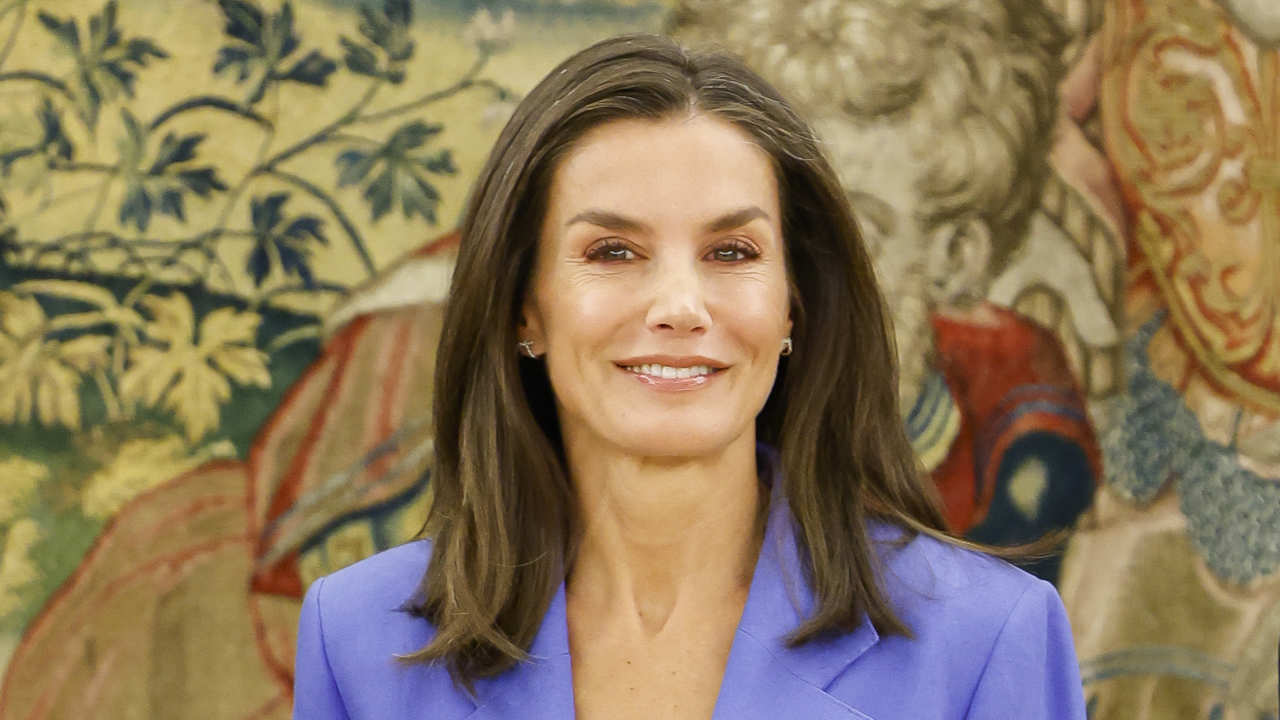 La Reina Letizia cuida su melena con este champú anticaída de farmacia