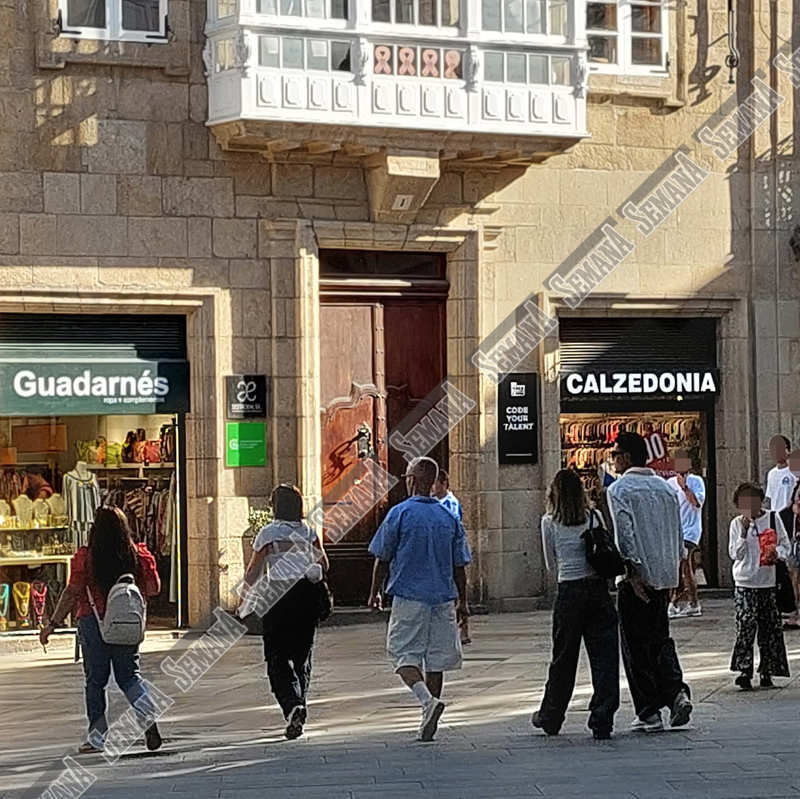 Alejandra Rubio y Carlo Costanzia paseando por A Coruña