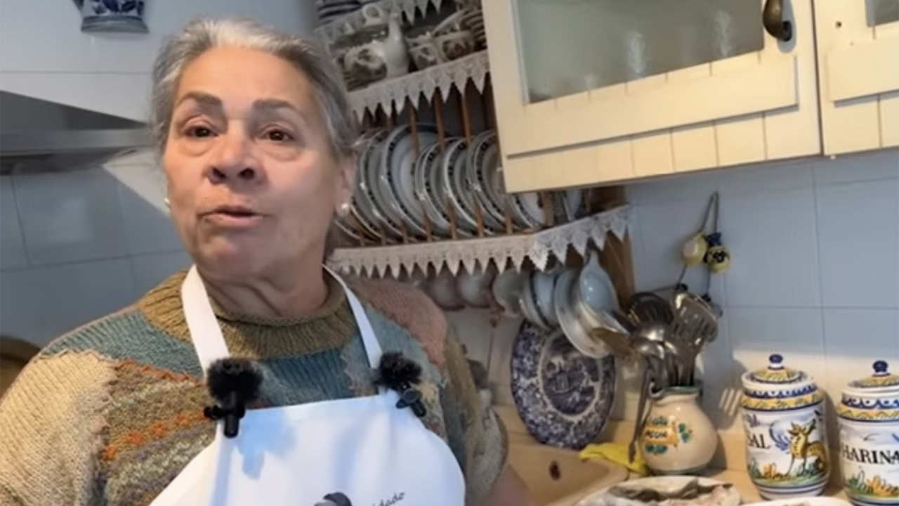 Carmen Gahona en la cocina de su casa