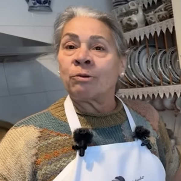 Carmen Gahona en la cocina de su casa