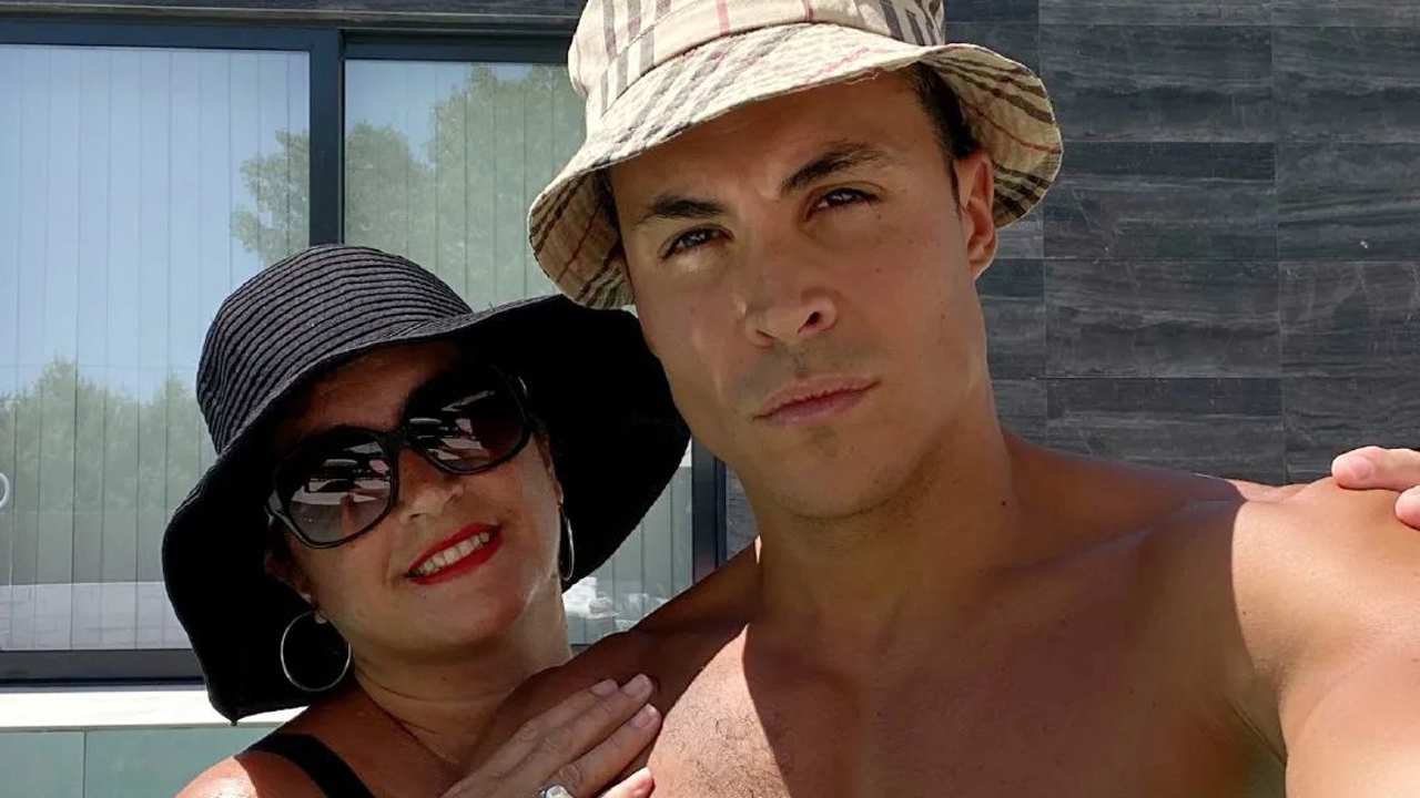 Kiko Jiménez junto a su madre, Carmen, en la piscina de su casa de Madrid