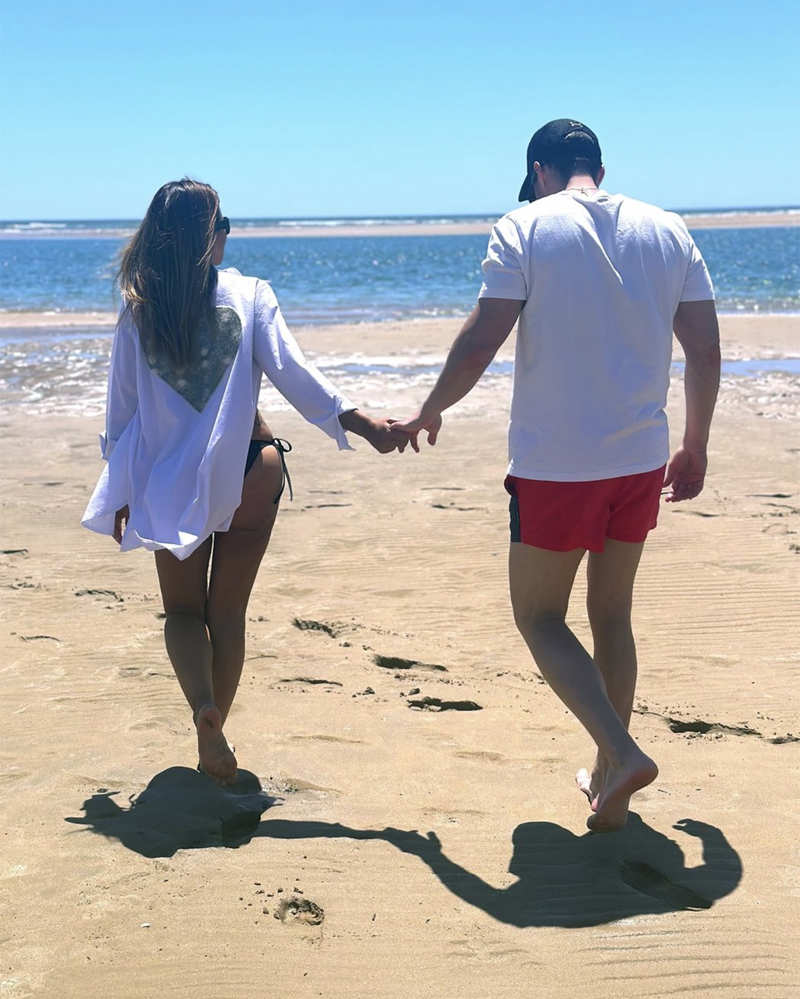 Marta López en la playa con su nuevo novio