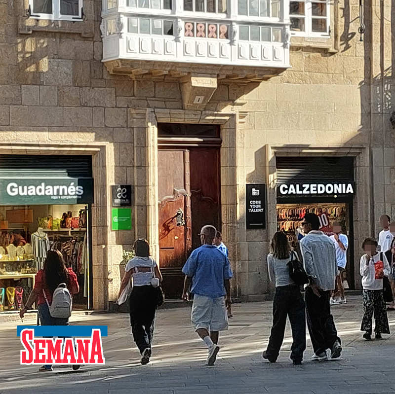 Alejandra Rubio y Carlo Costanzia paseando por A Coruña