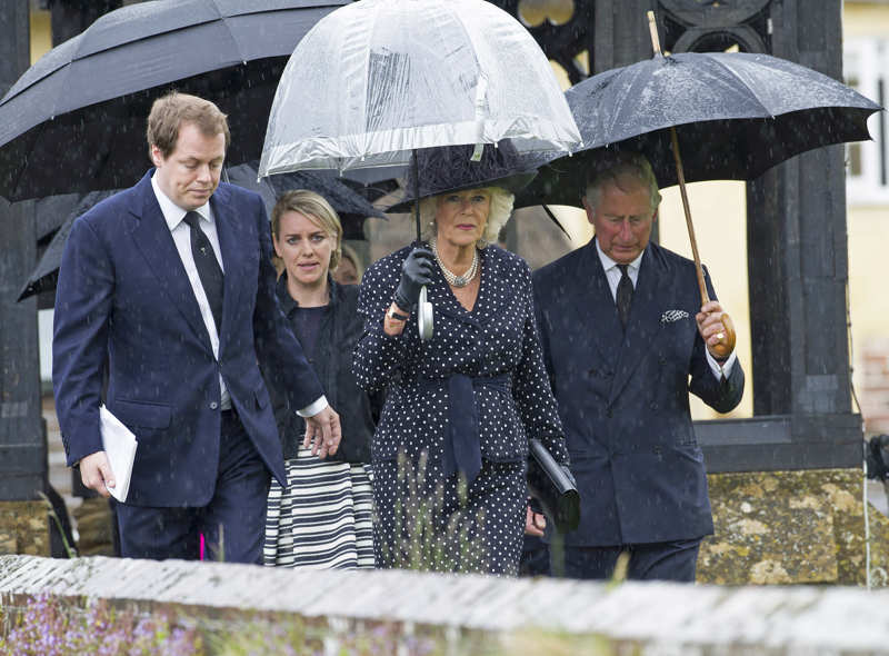 Camilla junto a su marido Carlos III y sus hijos en un funeral en Nueva York en 2014