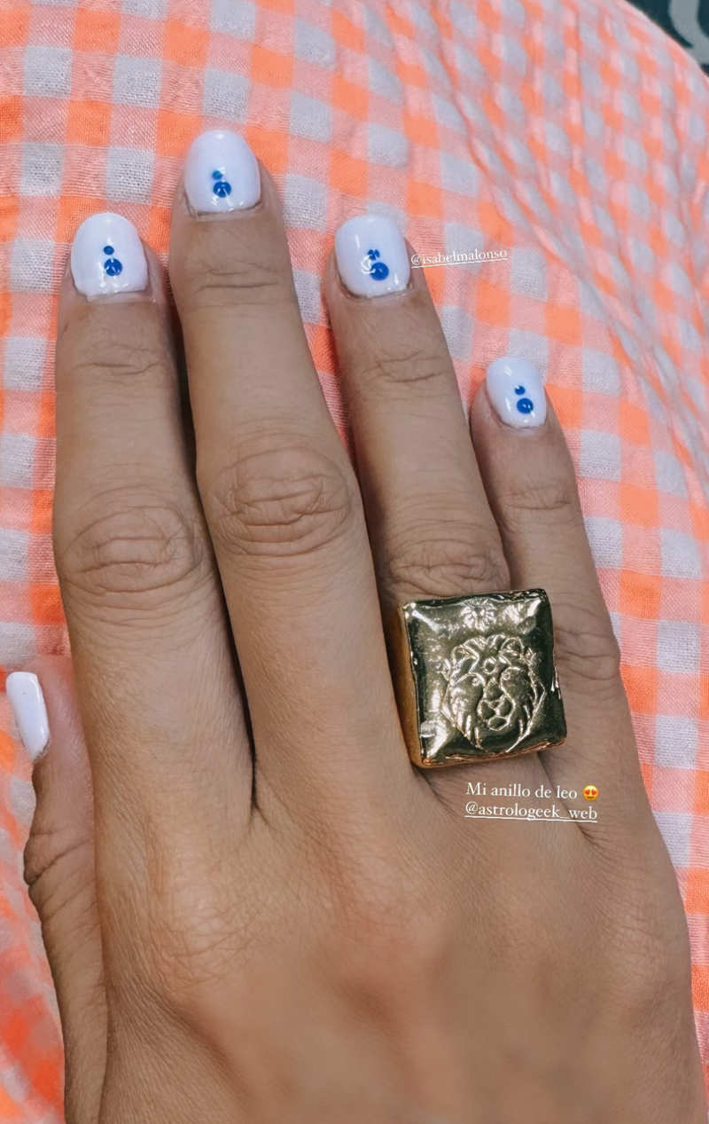 El anillo dorado de Astrologeek y la manicura más chic 