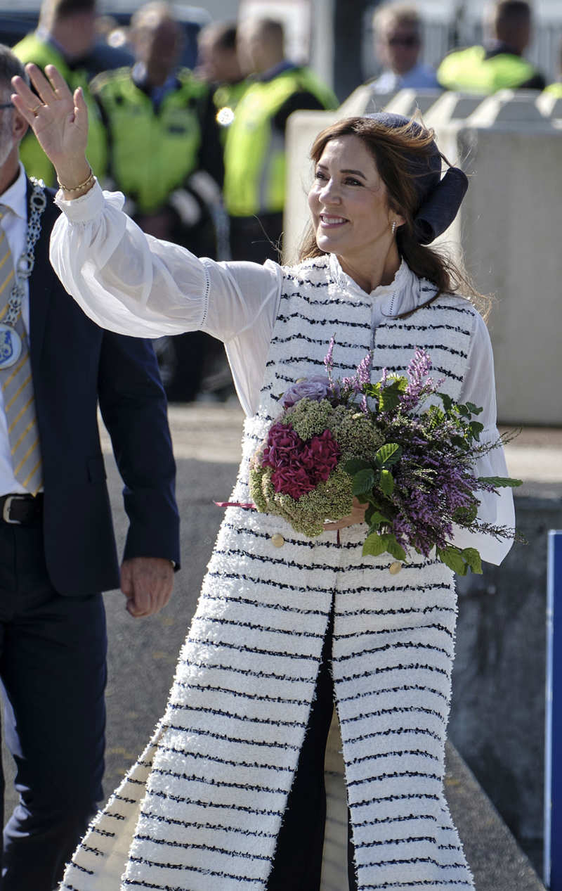 El chaleco marinero de Mary de Dinamarca y su original forma de combinarlo en su última aparición 