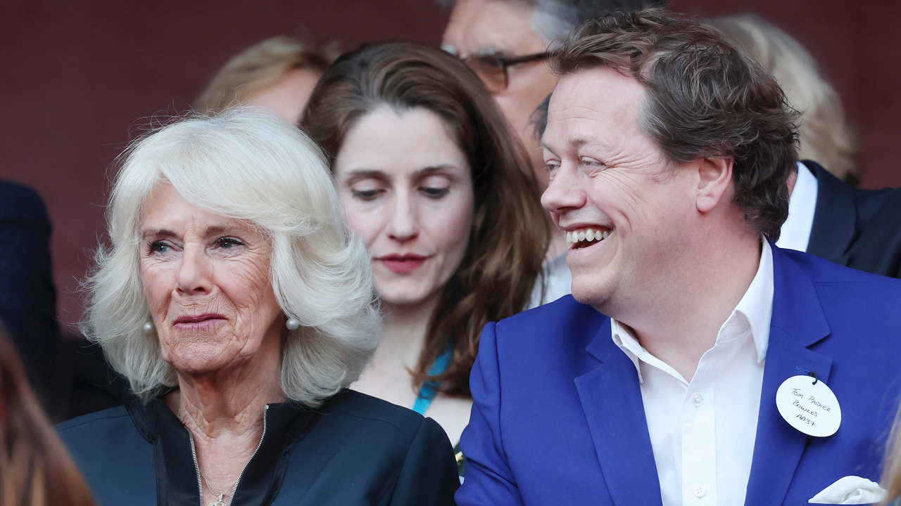 La reina Camilla y su hijo Tom en un festival literario este verano