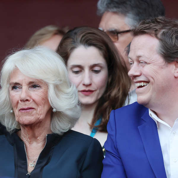 La reina Camilla y su hijo Tom en un festival literario este verano