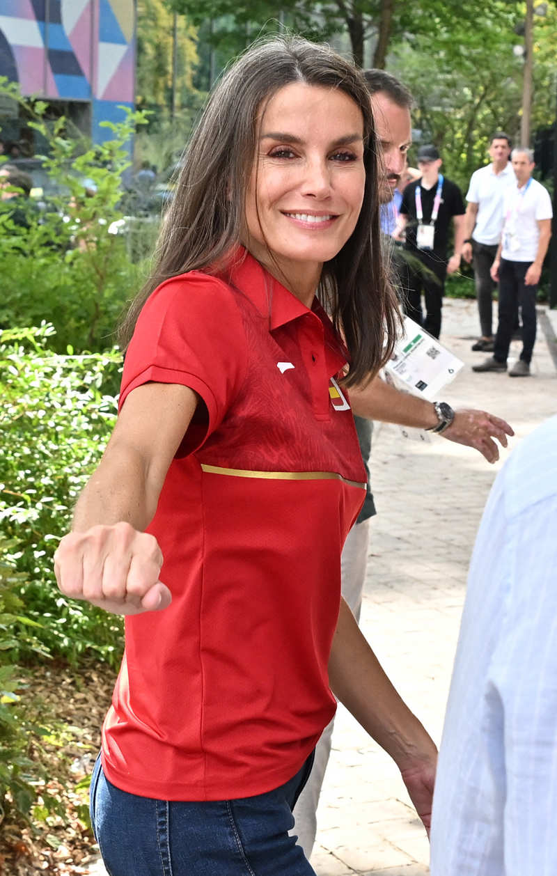 La Reina Letizia, saludando a los medios en París