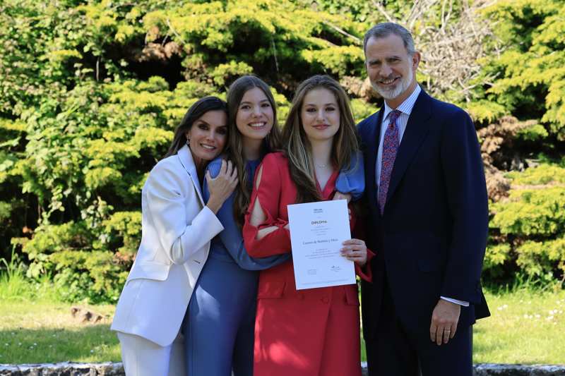 Los Reyes junto a la Infanta Sofía en la graduación de la Princesa Leonor en el UWC Atlantic College