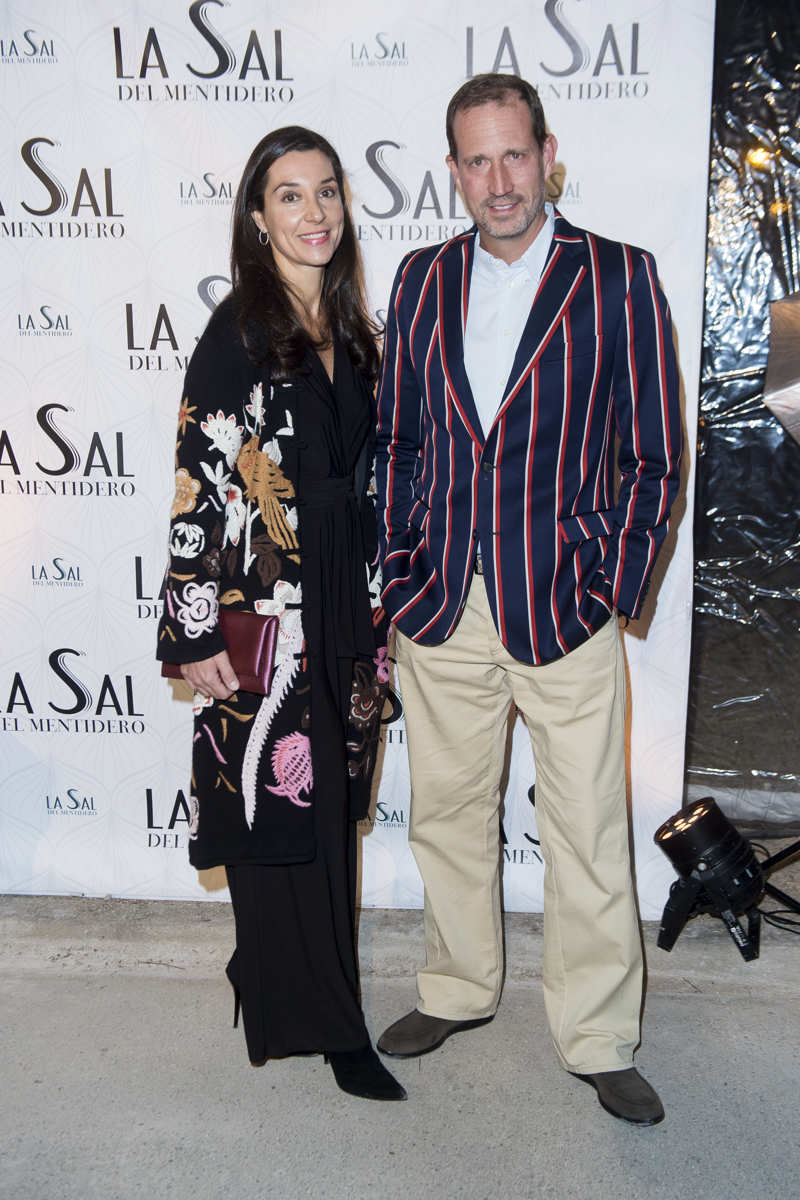 Bruno Gómez-Acebo junto a su mujer Bárbara Cano en la inauguración de un restaurante en 2017