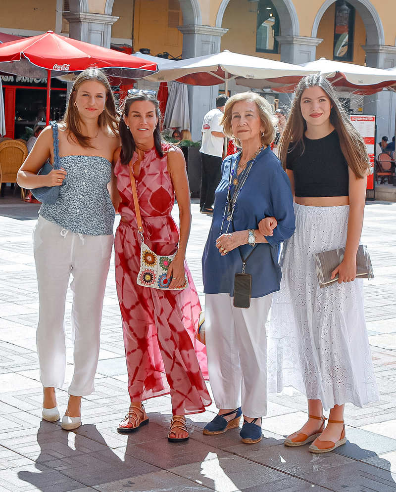 La Reina Letizia, con sus hijas y su suegra en Palma