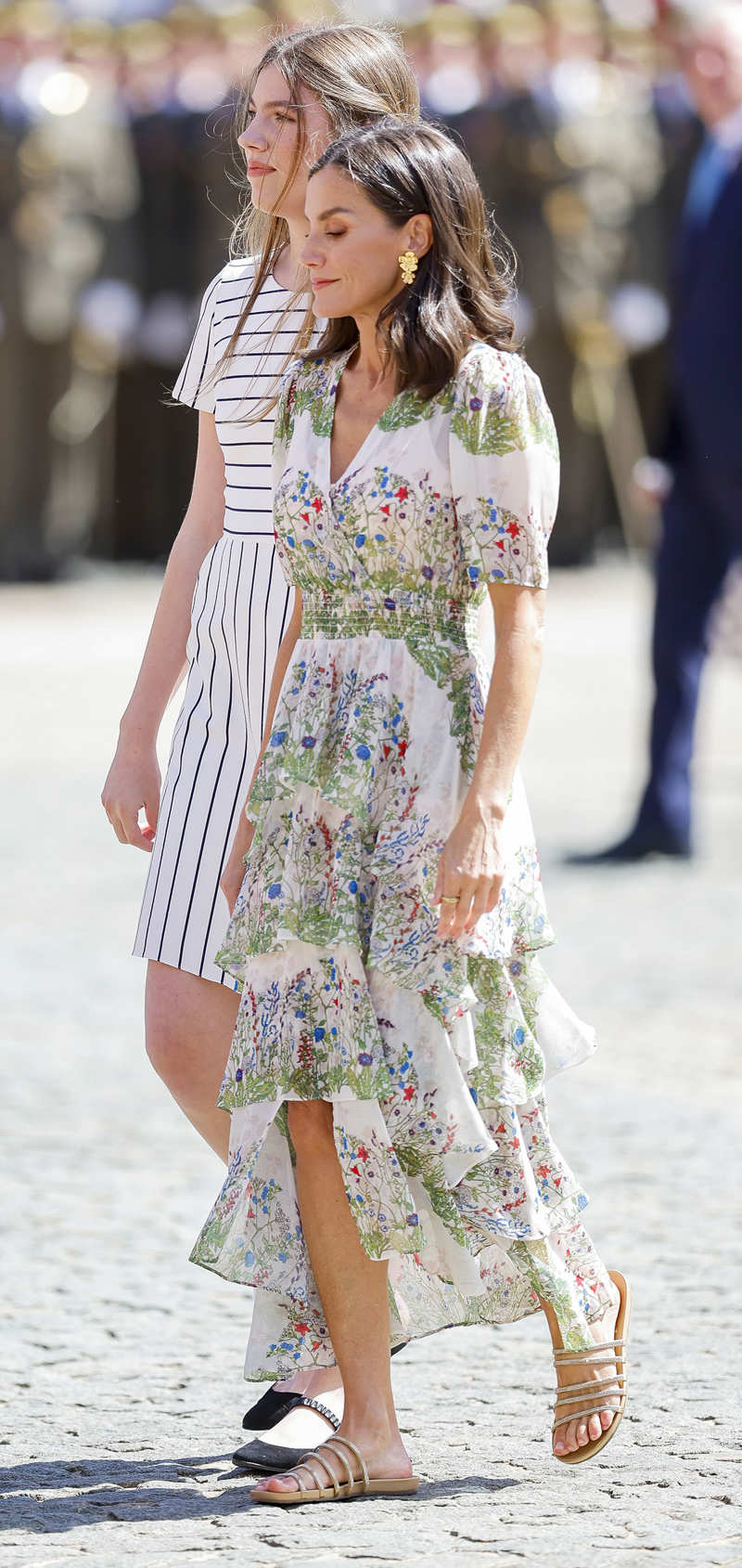 La Reina Letizia escoge un look muy chic en Zaragoza