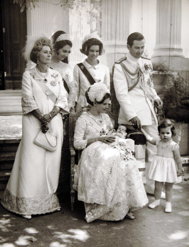 La Reina Sofía en su juventud con su madre Federica, su hermana Irene y su hermano Constantino y su mujer Ana María en el bautizo de su hijo Pablo