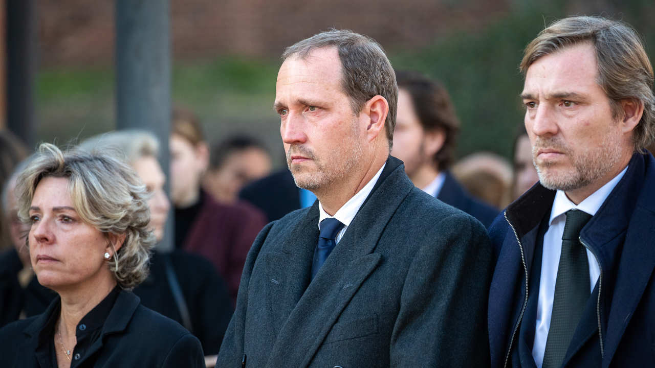 Simoneta, Bruno y Beltrán Gómez-Acebo durante el funeral de su madre en enero de 2020