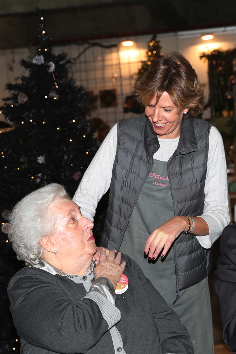 Simoneta con su madre, Pilar de Borbón, en el Rastrillo Nuevo Futuro la Navidad de 2018