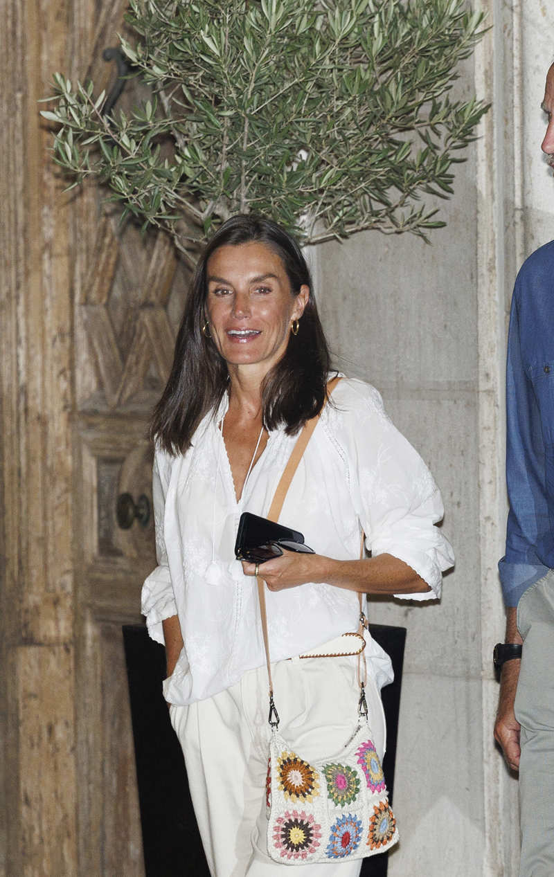 El bolso repetido de la Reina Letizia de firma vizcaína que dejará aparcado en septiembre 