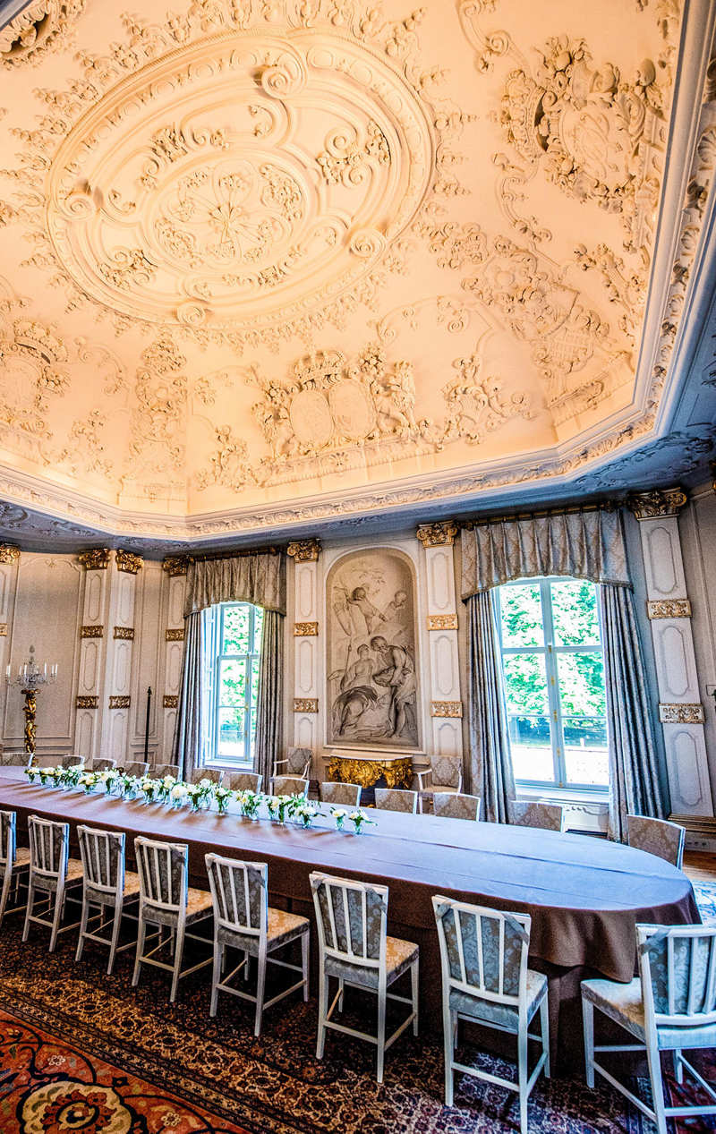 El salón comedor blanco del palacio