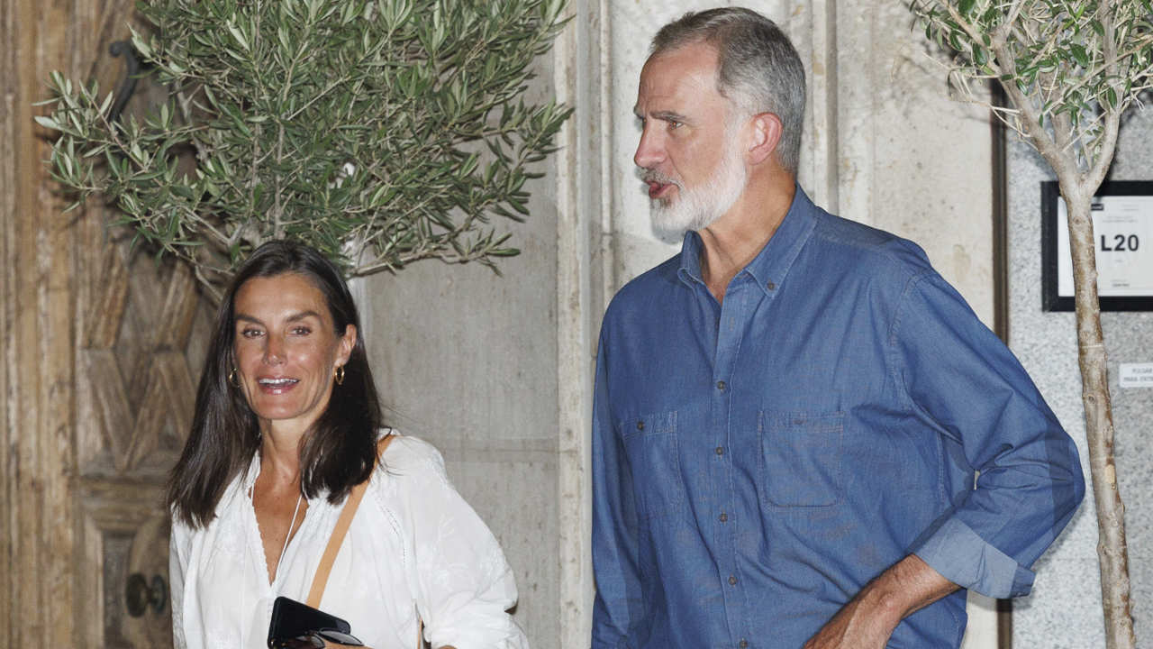 Los Reyes Felipe y Letizia saliendo del restaurante.