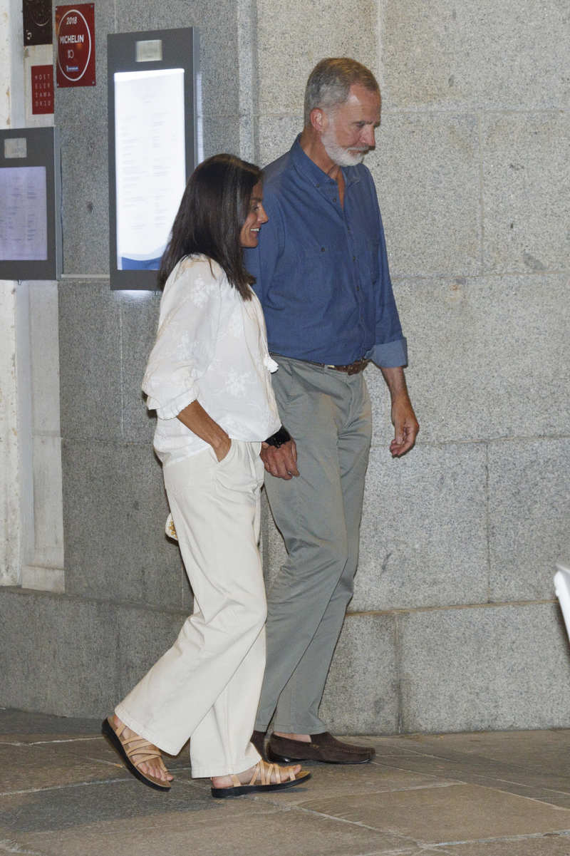 Un despiste de la Reina Letizia enseña el fondo de móvil que tiene durante su salida nocturna con el Rey Felipe 