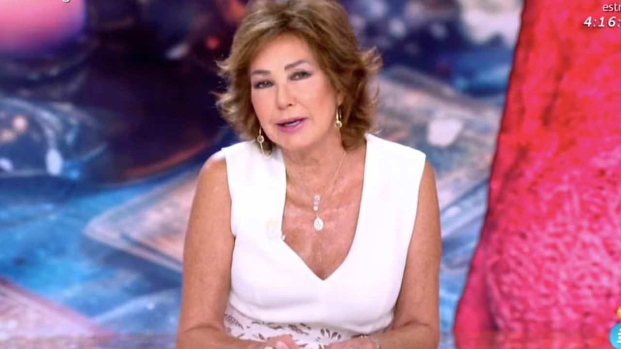 El simbólico look de Ana Rosa Quintana: vuelve a apostar por su color de la suerte con el dos piezas más favorecedor