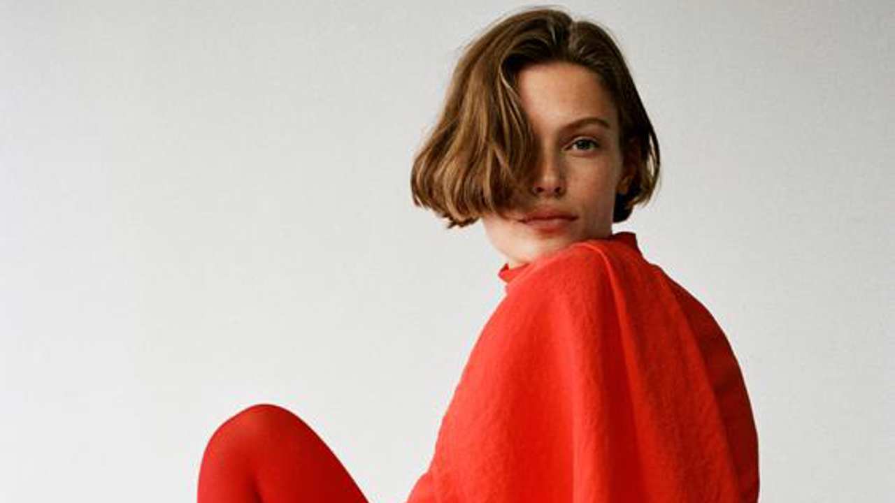 Ayer llegó a Zara la blusa pañuelo que es tendencia en otoño/invierno 2025: no ciñe el vientre y es súper elegante