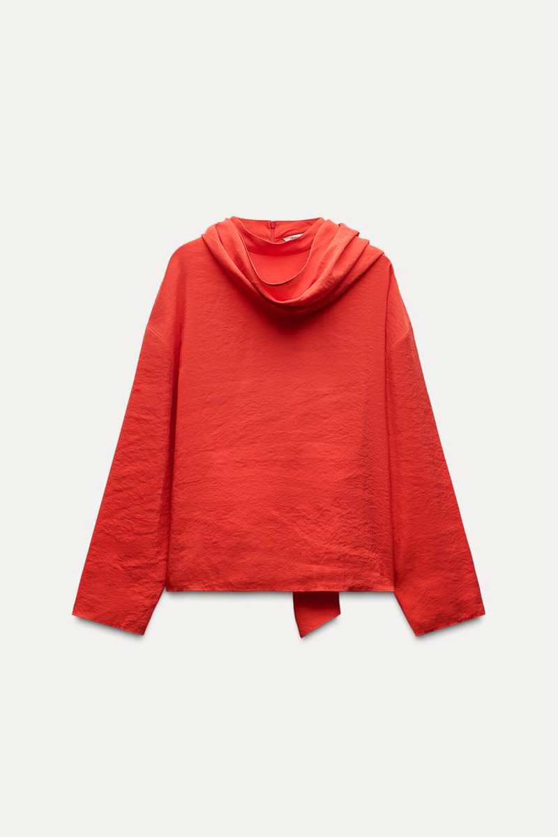 La blusa roja que las fashionistas llevarán el próximo otoño y que ya está disponible en Zara