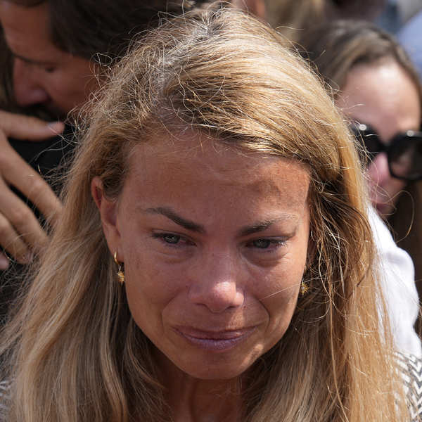 Carla Goyanes en la misa funeral por la muerte de su hermana