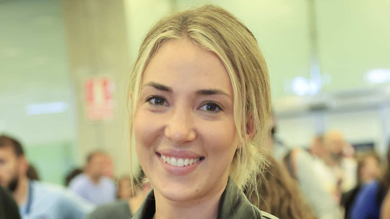 Alice Campello, sonriente en el aeropuerto