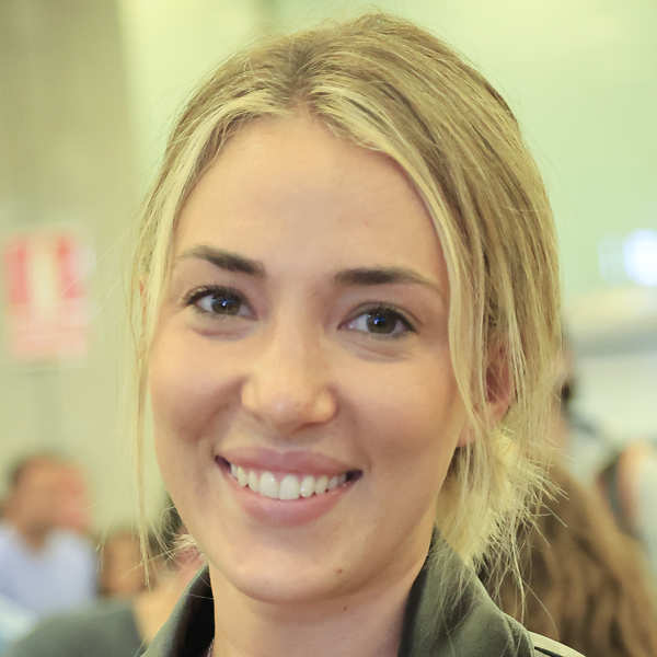 Alice Campello, sonriente en el aeropuerto