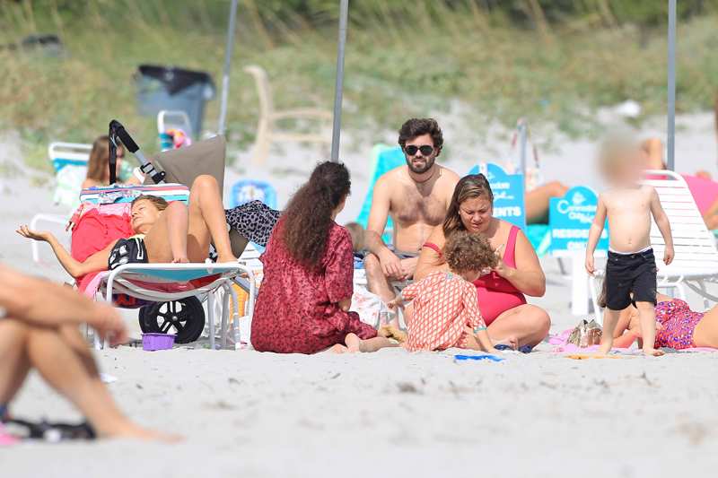 Antonio Matos junto a su familia en la playa