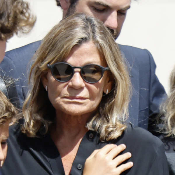 Cari Lapique, devastada en el funeral de su hija Caritina Goyanes.