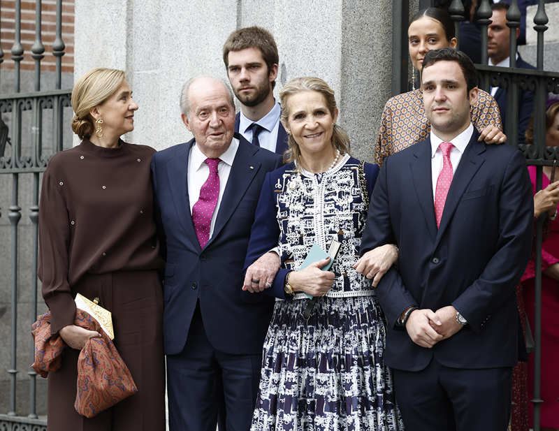 El Rey Juan Carlos, sus hijas y nietos en la boda de José Luis Martínez Almeida