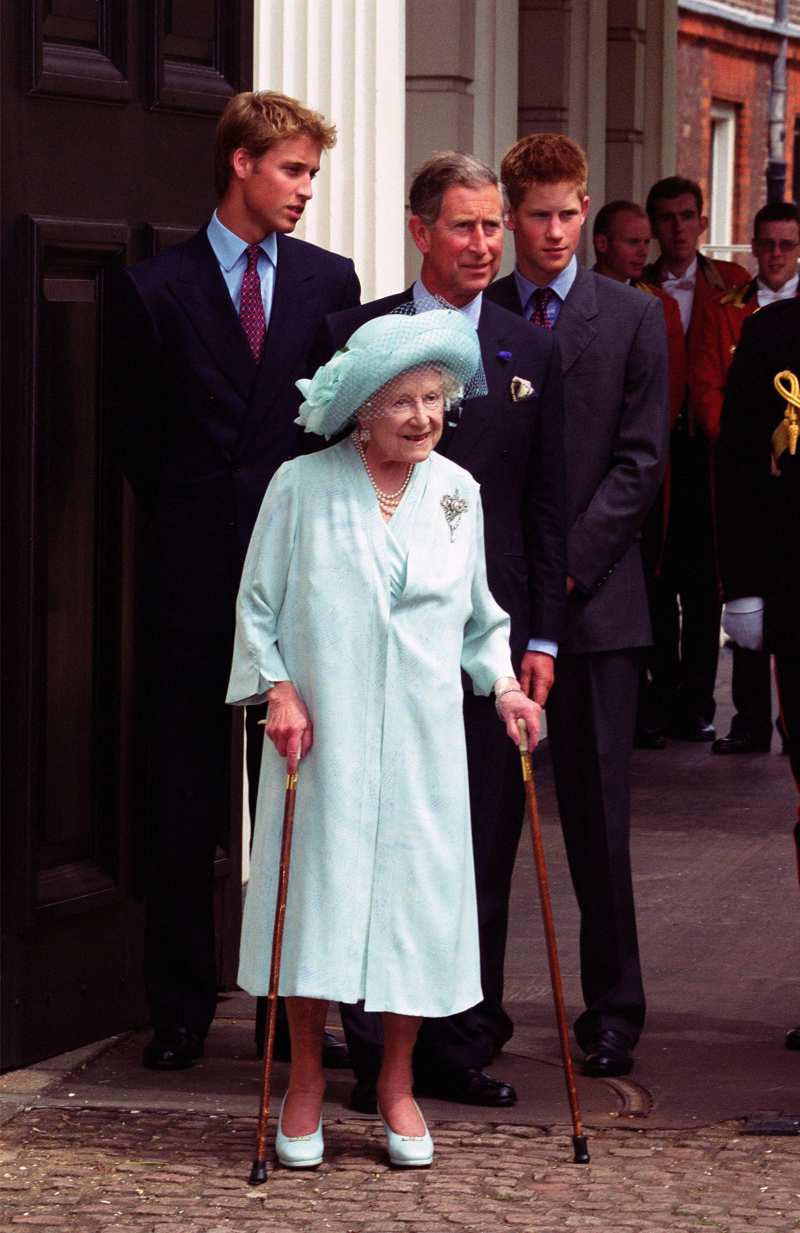 Isabel Bowes-Lyon, la reina madre, en una de sus ultimas apariciones públicas en el año 2001 con Carlos III y Guillermo y Enrique