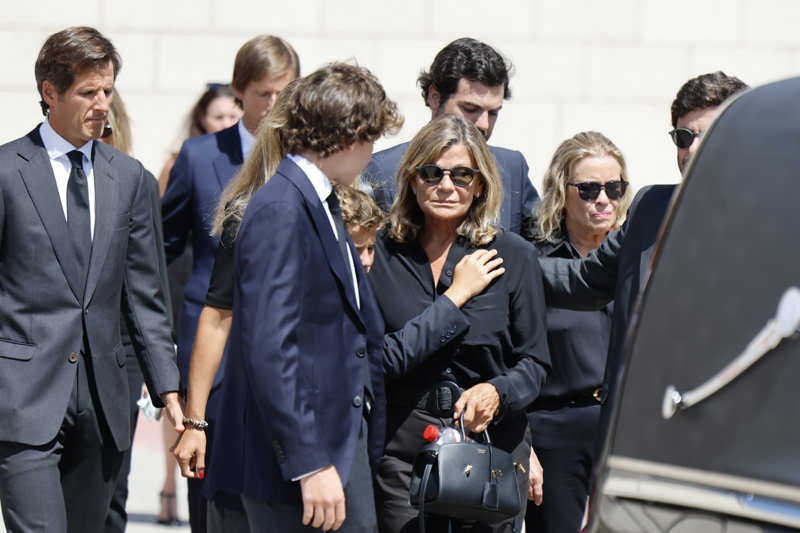 Cari Lapique, devastada en el funeral de su hija Caritina Goyanes.